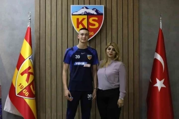 Kayserispor’da Mehmet Şamil Öztürk profesyonel imzayı attı
