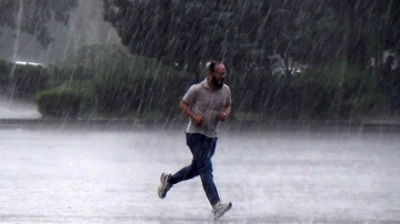 Kırıkkale’de sıcak hava yerini yağışa bıraktı: Vatandaşlar zor anlar yaşadı
