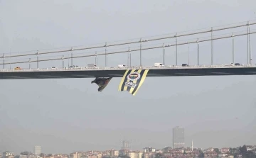 Köprülere Fenerbahçe bayrakları asıldı
