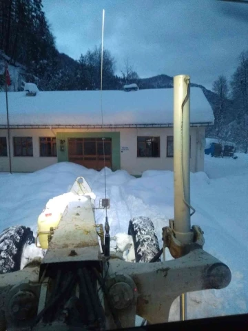 Köyde mahsur kalan hastaya 5 saatlik çalışma sonucu ulaşıldı
