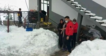 Köydeki hastayı  UMKE ekipleri, kapalı köy yolunu aşarak kurtardı
