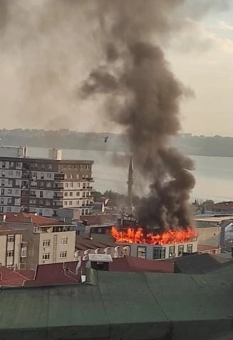 Küçükçekmece’de 5 katlı işyerinin çatısı alev alev yandı
