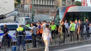 Laleli’de tramvay ile polis aracı kafa kafaya çarpıştı:3 polis yaralı
