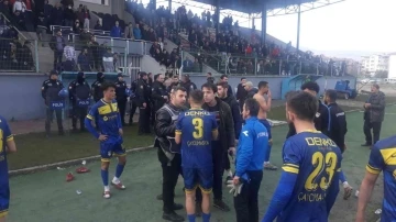 Maç sonrası polisle futbolcular birbirine girdi
