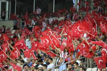 Maça gelen taraftara Türk bayrağı dağıtıldı
