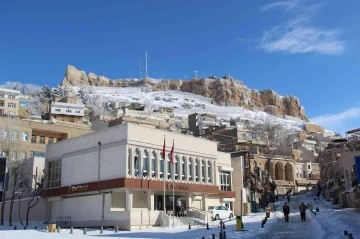 Mardin’de tarihi mekanlar beyaz örtü ile süslendi
