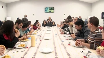 MasterChef yarışmacısı Tahsin Küçük Down sendromlu gençlerle hamburger yaptı