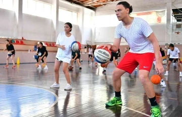 Mersin’de ücretsiz basketbol kursu ile gençler yeteneklerini keşfediyor
