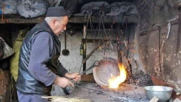 Mesleğinin son temsilcisi, 60 yıldır aynı işi yapıyor
