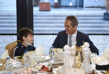 Milli Eğitim Bakanı Özer, yetim çocuklarla iftar yaptı
