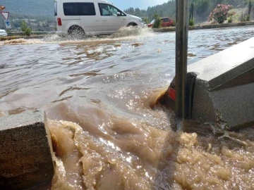 Muğla’da yaz yağmuru su birikintisine sebep oldu
