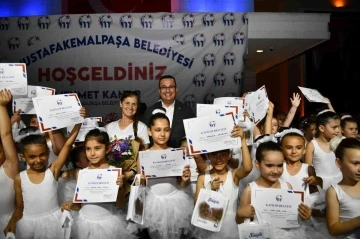Mustafakemalpaşa’nın küçük kursiyerler sertifikalarını aldı
