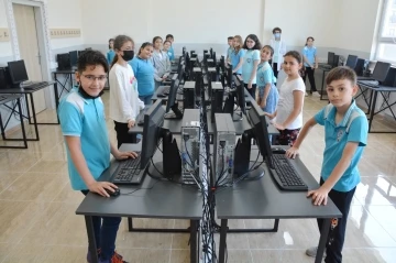 Öğrencilere karne hediyesi: 33 bilgisayar laboratuvarı
