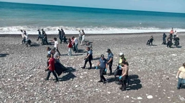 Öğrencisinden çalışanına onlarca kişi sahilde çöp topladı
