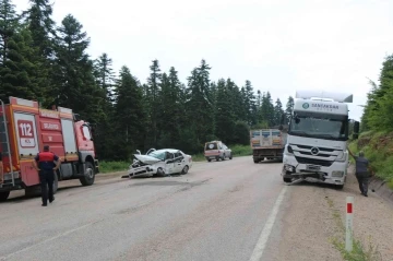Otomobil ile tır kafa kafaya çarpıştı: 2 yaralı
