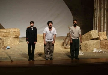 “Pusuda-Öç”  tiyatro oyunu NEVÜ’de sahnelendi
