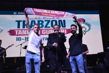 Rafet El Roman, Trabzonspor için bestelediği şarkıyı ilk kez konserinde söyledi
