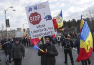 Romanya'da Covid-19 tedbirlerine karşı binlerce kişi Meclise yürüdü