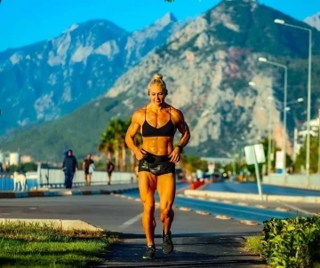 Rus asıllı milli fitness sporcusu kadının başarı hikayesi görenleri hayran bıraktı

