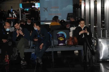 Rus ve Ukraynalı yolcuların İstanbul Havalimanı’nda bekleyişi sürüyor
