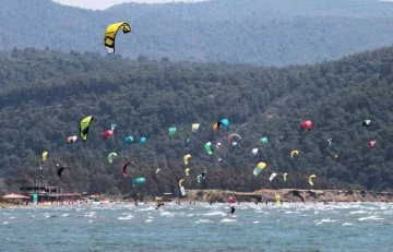 Rüzgarlı havayı fırsat bilen sörfçüler görsel şölen oluşturdu
