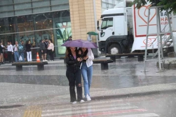 Sağanak yağış günlük hayatı olumsuz etkiledi
