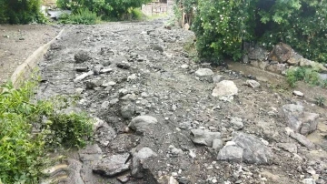 Sağanak yağış mahalle yolunu kapattı, tarım alanlarına hasar verdi
