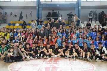 Şampiyon öğrenciler kupalarını Başkan Soykan’dan aldı
