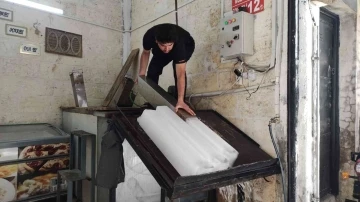 Şanlıurfa’da sıcak havada buz satışları iki katına çıktı
