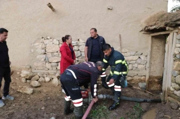 Sel suları tarım arazilerini sular altında bırakıp, evlere zarar verdi
