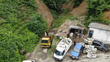 Selde yıkılan yaş çay alım yerinin yerine yenisi yapılamayınca müstahsil çayını kamyon üzerinde satıyor
