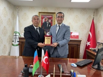 Serdar Ünsal’dan Baro Başkanı Alakan’a plaket
