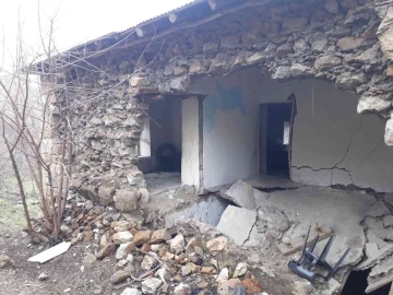 Şiddetli fırtına çatıları uçurdu, evin duvarını yıktı
