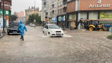 Şiddetli yağış hayatı felç etti
