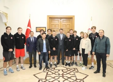 Sivasspor’da idman yapan Ukraynalı sporculardan Vali Ayhan’a ziyaret
