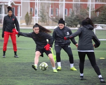 Sivasspor Kadın Futbol Takımı, gözünü lidere dikti!
