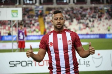 Sivasspor’un yeni transferi Dia Saba stadyumda taraftarı selamladı
