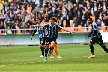 Spor Toto Süper Lig: Adana Demirspor: 1 - Başakşehir: 0 (İlk yarı)
