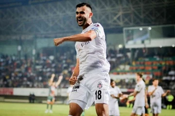 Spor Toto Süper Lig: Corendon Alanyaspor: 1 - Beşiktaş: 3 (İlk yarı)
