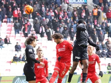 Spor Toto Süper Lig: Sivasspor: 0 - Altay: 0 (İlk yarı)
