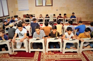 Suriye’deki öğrencilere Kur’an-ı Kerim hediye edildi
