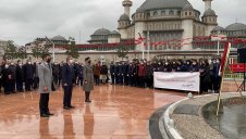 Taksim Cumhuriyet Anıtı'na Öğretmenler Günü kapsamında çelenk bırakıldı