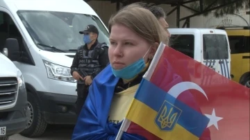 Tarihi zirvenin yapıldığı otelin önünde Ukraynalı kadınlar barış için toplandı
