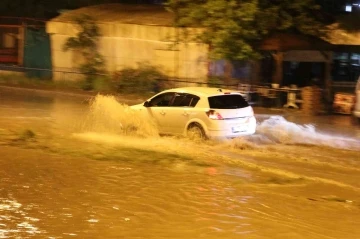 Taşova’da 30 dakikalık yağış hayatı felç etti
