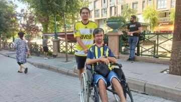 Tekerlekli sandalye ile Fenerbahçe için 350 kilometre uzaktan geldi
