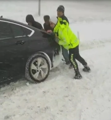 Tokat’ta tipiden dolayı yolda kalan araçlara polisler yardım etti
