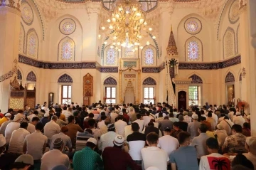 Tokyo Camisi’ne cemaat sığmadı, bayram namazı iki kez kılındı
