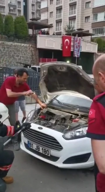 Trabzon’da bir otomobilin motor kısmına giren yılanı itfaiye çıkardı
