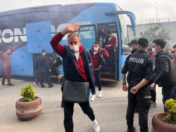 Trabzonspor, Adana Demirspor maçı hazırlıklarını tamamlayarak Adana’ya gitti
