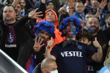 Trabzonsporlu taraftarlar tarihi şampiyonluk sevincini yaşamak için tribünleri doldurdu
